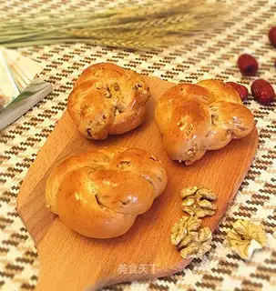 A walnut-tree snack