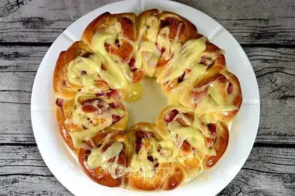 Sweet cheese strawberry rolls