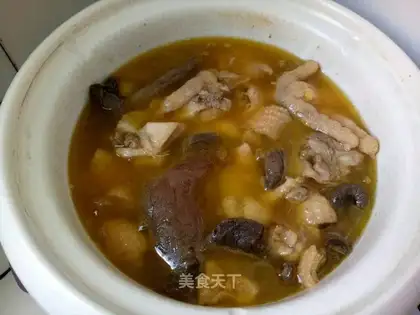 Red mushroom hen soup