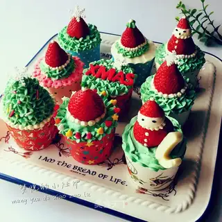 Christmas cream cupcakes
