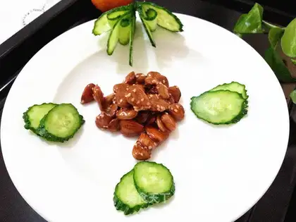 Sesame almonds