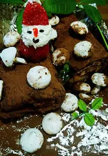 Christmas jungle stake cake