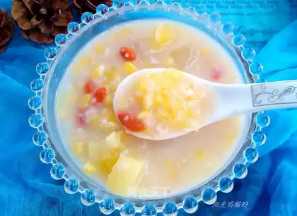 The oatmeal fruit produces porridge