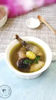 Chestnut mushroom chicken soup
