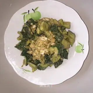 A cucumber with garlic