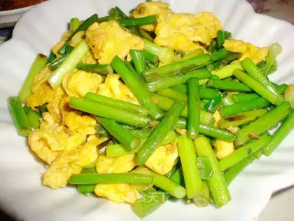 Scrambled eggs with garlic moss