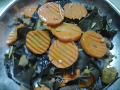 stir-fried fungus with carrot