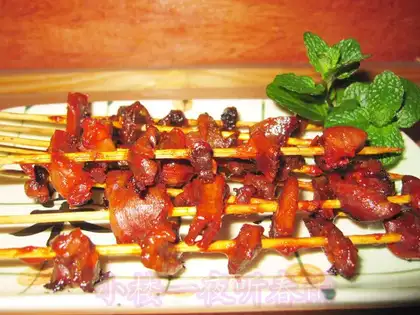 Roasted chicken gizzards with garlic