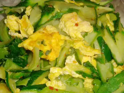 Scrambled eggs with cucumber