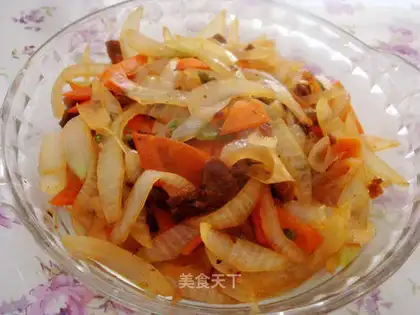 stir-fried meat with onions and carrots