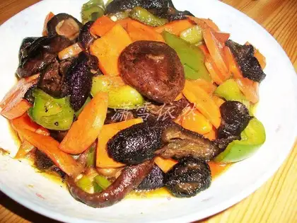 Roasted sea cucumber with three delicacies