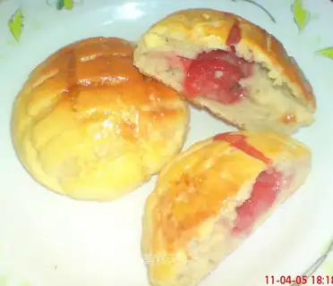 Strawberry and pineapple buns