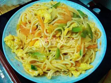 Fried noodles with seasonal vegetables