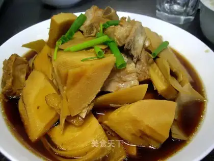 Stewed bamboo shoots with rice stewed with rice steaks