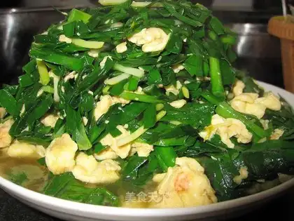 Fried eggs with leek