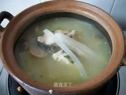 Shredded radish and raw fish soup