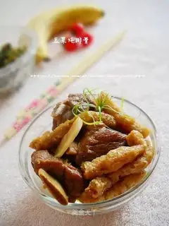 Stewed pork ribs with beans and fruits