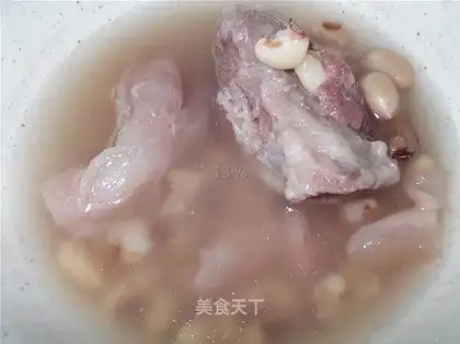 Peanut pork knuckle tendon soup