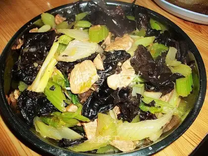 Fried pork with celery and fungus