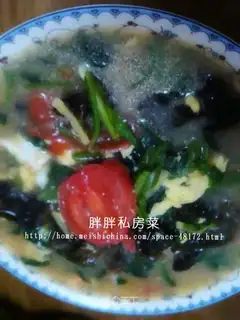 Spinach fungus egg soup