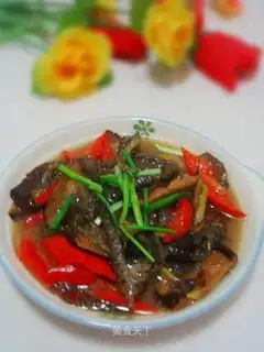 Braised fish skin with onions