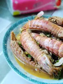 Braised spicy shrimp and mushrooms