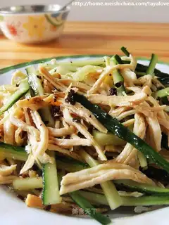Spicy chicken shredded with cold salad