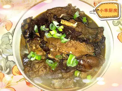 Stupid chicken stewed with mushrooms