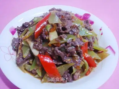 stir-fried beef with lettuce and pickled pepper
