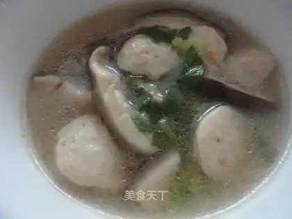 Mushroom meatballs and pork slices soup