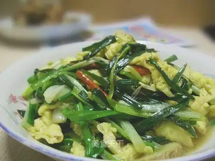 Scrambled eggs with head leaves