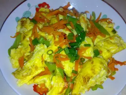 Scrambled eggs with carrot and green pepper