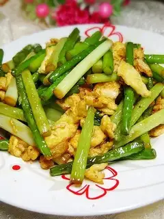 Scrambled eggs with garlic moss