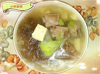 Stewed pork ribs with cabbage and tofu