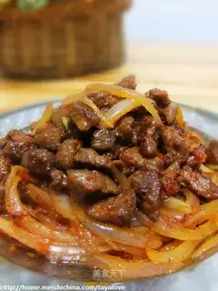Beef with onion in tomato sauce