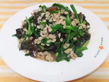 stir-fried fungus with minced meat and leeks