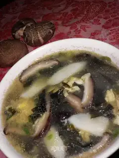 Yams, mushrooms and fungus soup