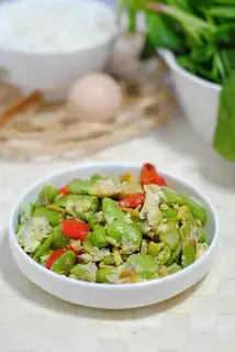 Scrambled eggs with broad beans