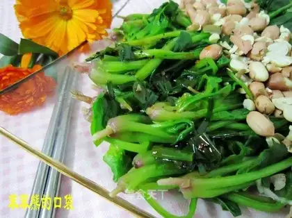 Minced peanuts and spinach