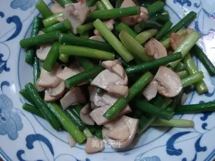 stir-fried mushrooms with garlic sprouts