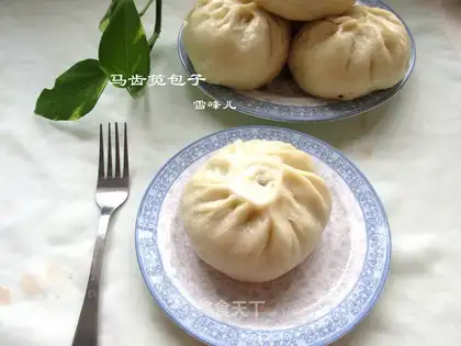 The horse's teeth are meat buns