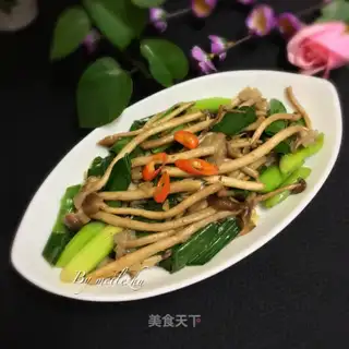 Tea mushrooms and garlic
