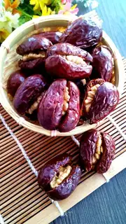 Red dates and walnuts