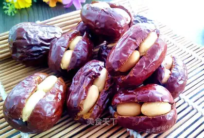 Red dates with peanuts