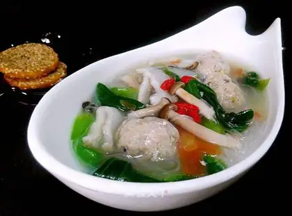 A meatball fan soup