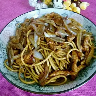 Onion sauce noodles