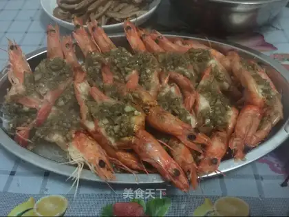 A garlic fan with a shrimp