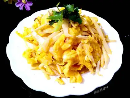 Eggs are fried white