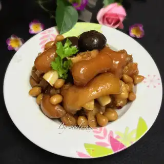 Peanut stew pig hoof