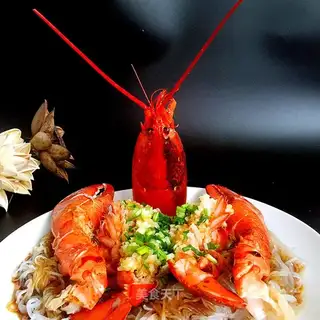Garlic fans steam lobster